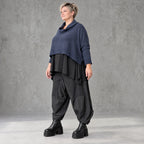 Kuscheliger Stricküberwurf in Marine mit kastigem Schnitt weich warm und vielseitig