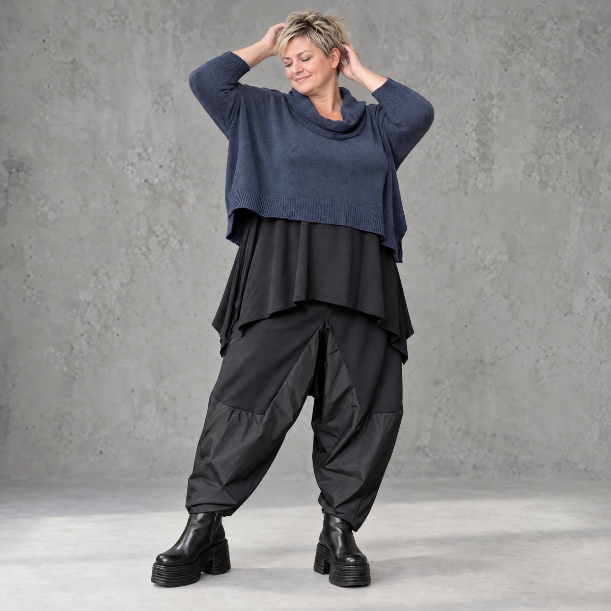 Kuscheliger Stricküberwurf in Marine mit kastigem Schnitt weich warm und vielseitig