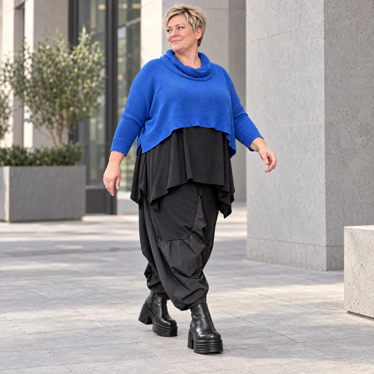 Royalblauer Stricküberwurf aus Baumwolle in kastiger Form warm und vielseitig tragbar