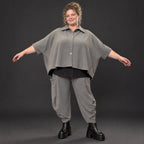Hemdbluse in Dunkelgrau aus Ribbstoff mit Stretch und Hemdkragen im gerundeten Schnitt