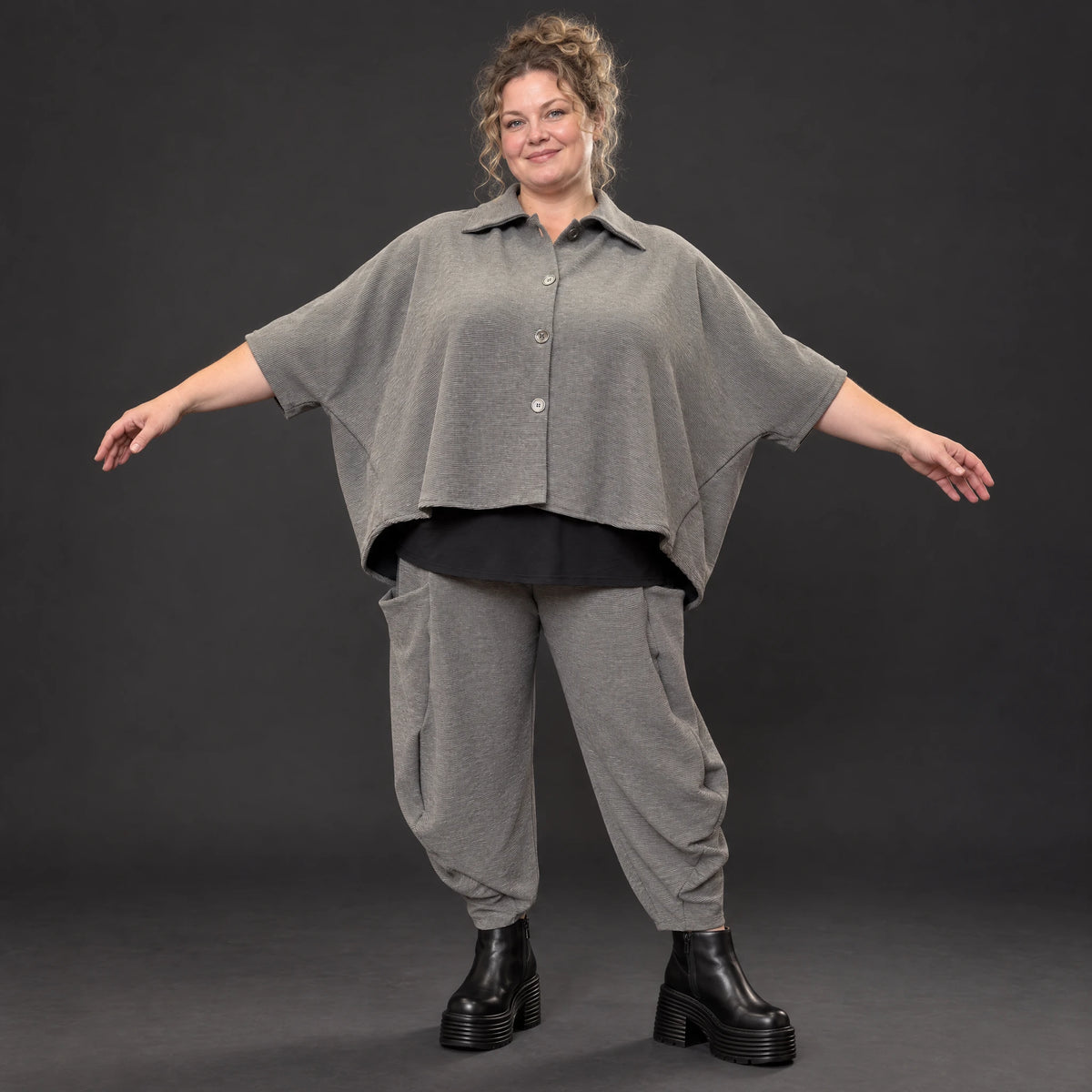 Hemdbluse in Dunkelgrau aus Ribbstoff mit Stretch und Hemdkragen im gerundeten Schnitt