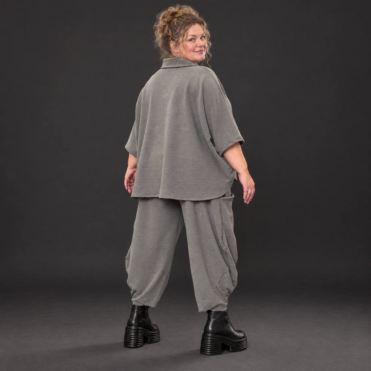 Hemdbluse in Dunkelgrau aus Ribbstoff mit Stretch und Hemdkragen im gerundeten Schnitt