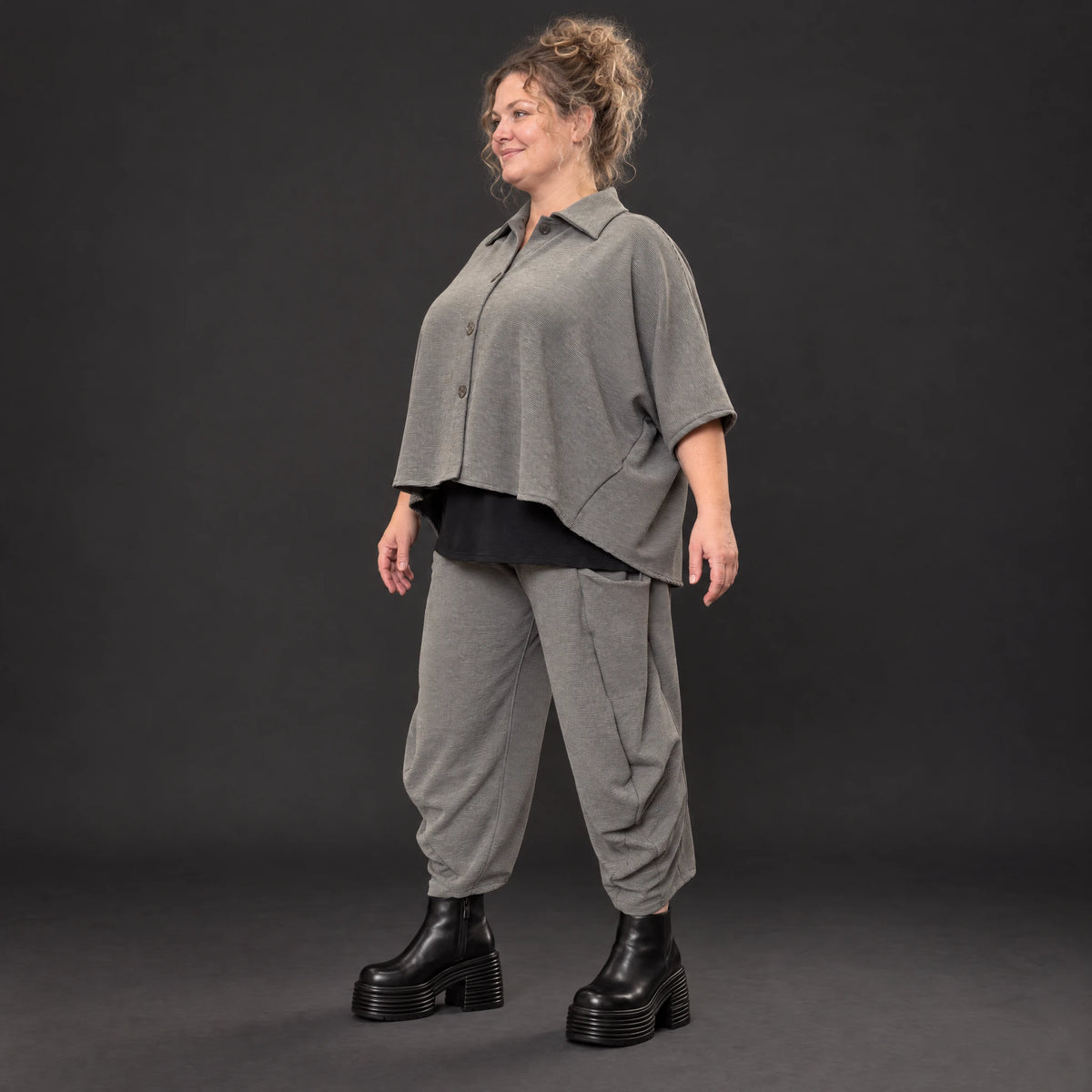 Hemdbluse in Dunkelgrau aus Ribbstoff mit Stretch und Hemdkragen im gerundeten Schnitt