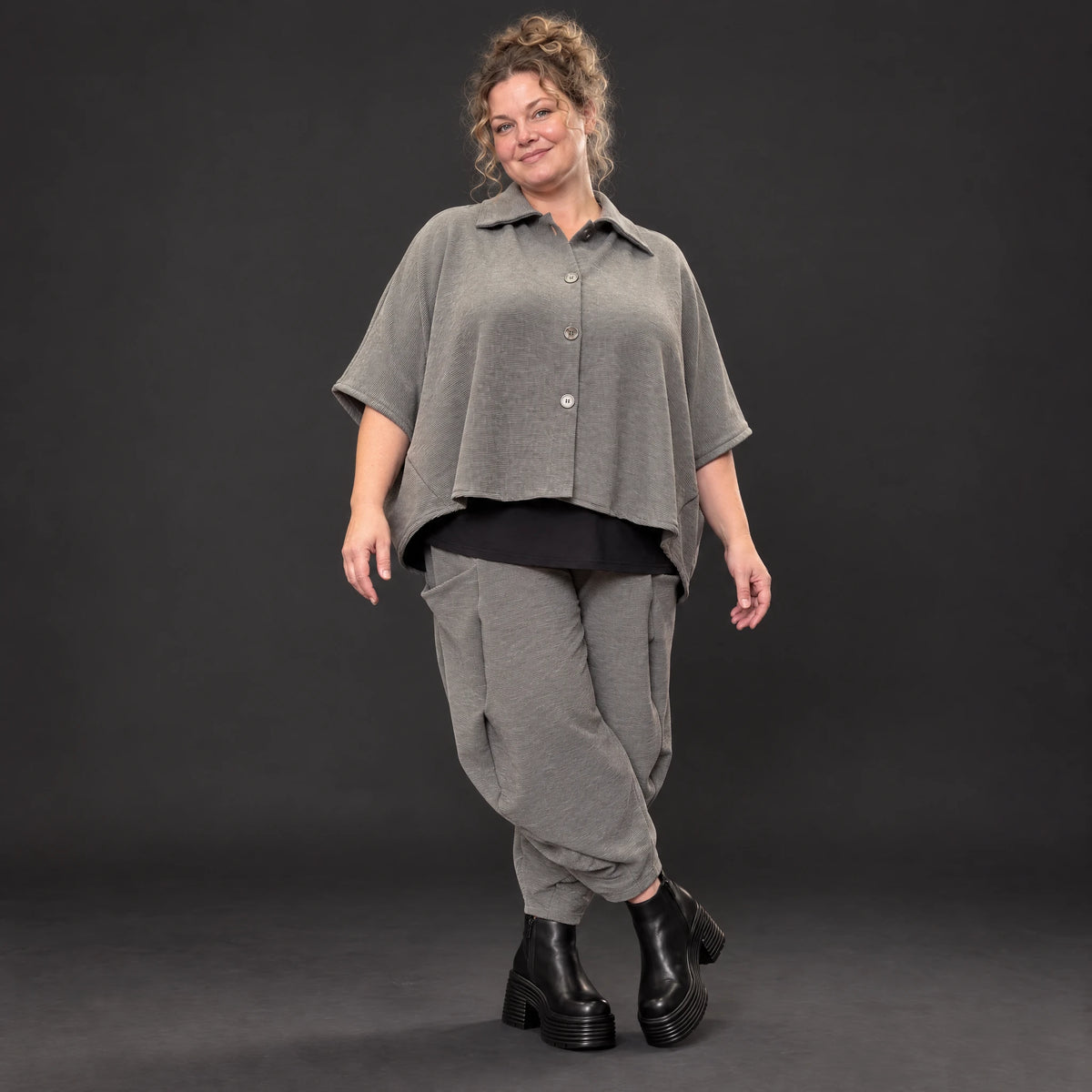 Hemdbluse in Dunkelgrau aus Ribbstoff mit Stretch und Hemdkragen im gerundeten Schnitt