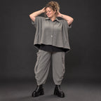 Hemdbluse in Dunkelgrau aus Ribbstoff mit Stretch und Hemdkragen im gerundeten Schnitt