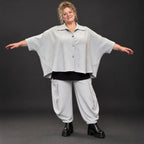 Graue Bluse aus weichem Ribbstoff mit Hemdkragen und gerundetem Saum für kalte Wintertage