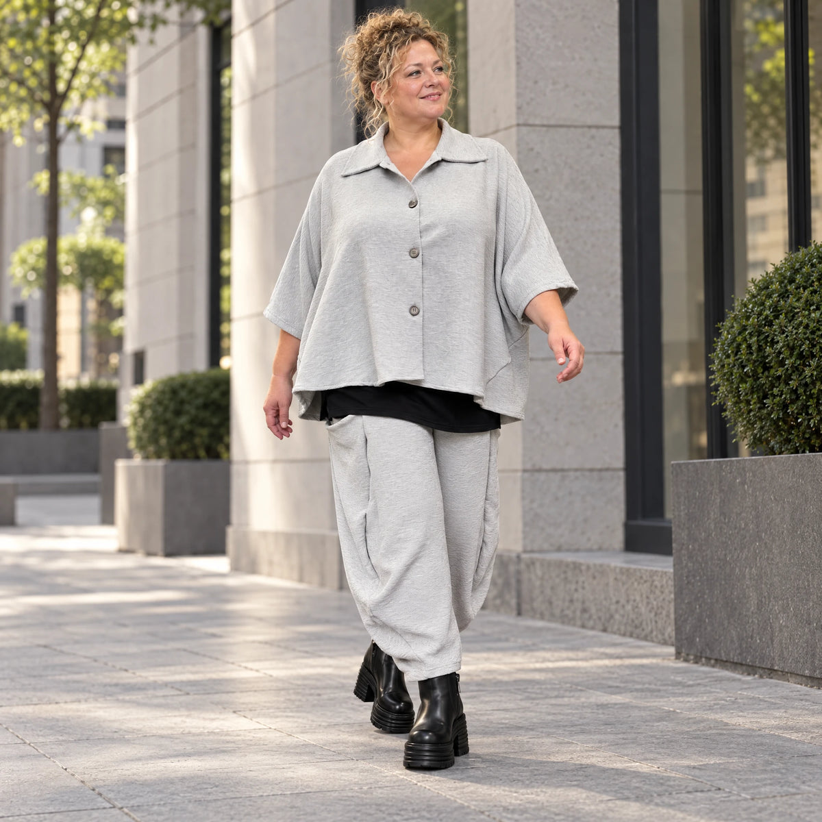 Graue Bluse aus weichem Ribbstoff mit Hemdkragen und gerundetem Saum für kalte Wintertage