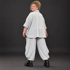 Graue Bluse aus weichem Ribbstoff mit Hemdkragen und gerundetem Saum für kalte Wintertage