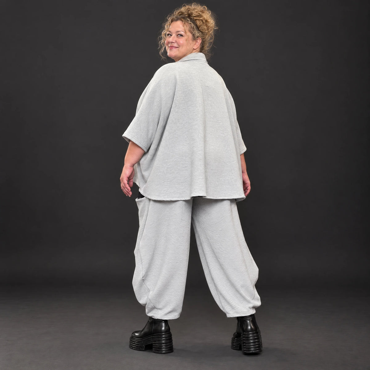 Graue Bluse aus weichem Ribbstoff mit Hemdkragen und gerundetem Saum für kalte Wintertage