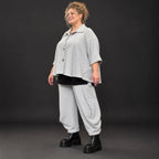 Graue Bluse aus weichem Ribbstoff mit Hemdkragen und gerundetem Saum für kalte Wintertage