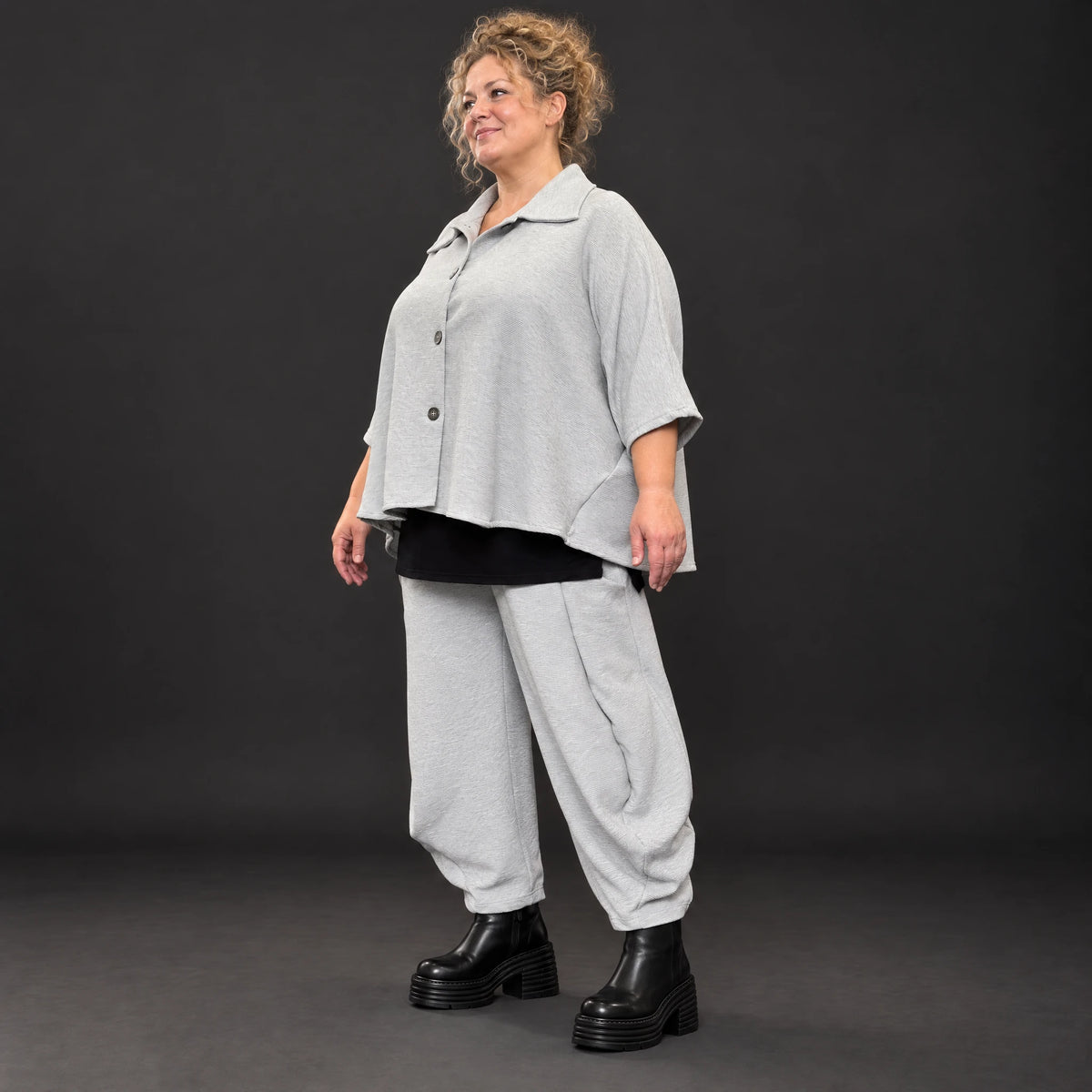 Graue Bluse aus weichem Ribbstoff mit Hemdkragen und gerundetem Saum für kalte Wintertage