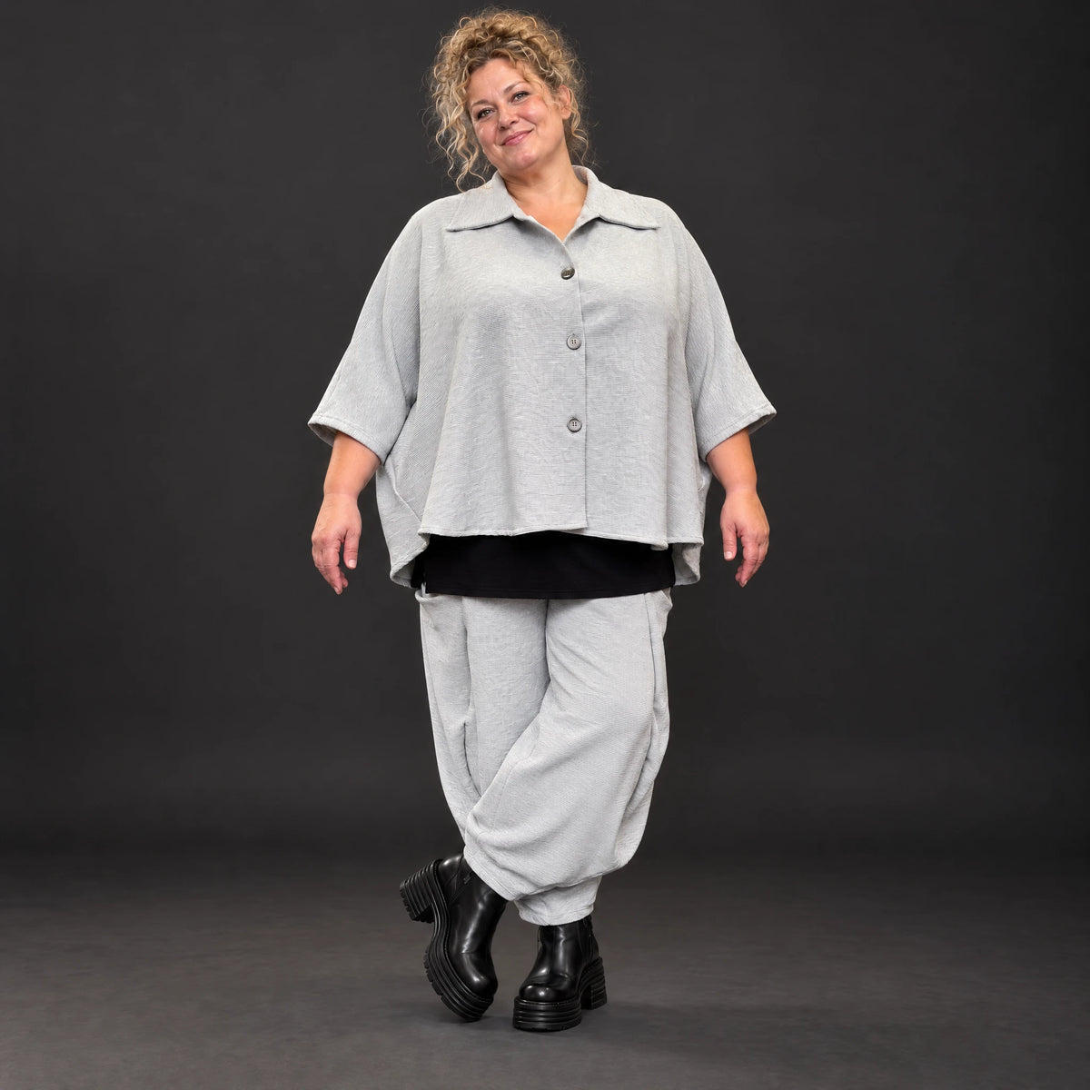 Graue Bluse aus weichem Ribbstoff mit Hemdkragen und gerundetem Saum für kalte Wintertage
