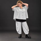 Graue Bluse aus weichem Ribbstoff mit Hemdkragen und gerundetem Saum für kalte Wintertage
