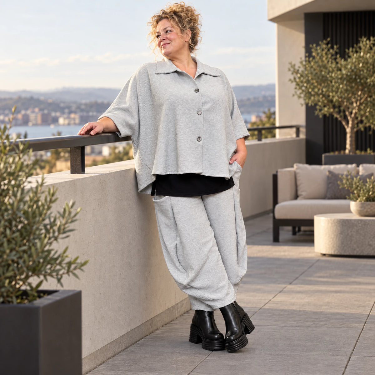 Graue Bluse aus weichem Ribbstoff mit Hemdkragen und gerundetem Saum für kalte Wintertage