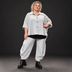 Graue Ballonhose aus weichem Rippmaterial mit elastischem Bund und aufgesetzten Taschen