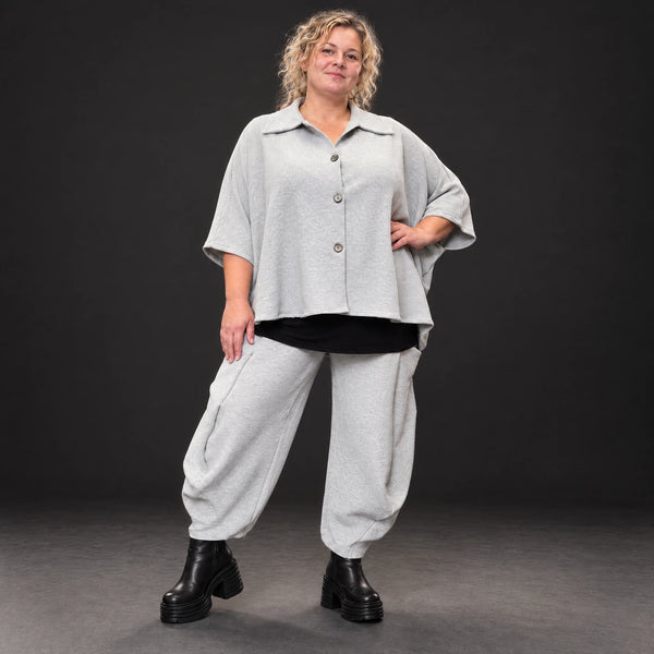 Graue Ballonhose aus weichem Rippmaterial mit elastischem Bund und aufgesetzten Taschen