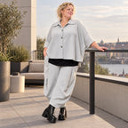 Graue Ballonhose aus weichem Rippmaterial mit elastischem Bund und aufgesetzten Taschen