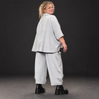 Graue Ballonhose aus weichem Rippmaterial mit elastischem Bund und aufgesetzten Taschen