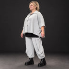 Graue Ballonhose aus weichem Rippmaterial mit elastischem Bund und aufgesetzten Taschen