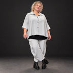 Graue Ballonhose aus weichem Rippmaterial mit elastischem Bund und aufgesetzten Taschen