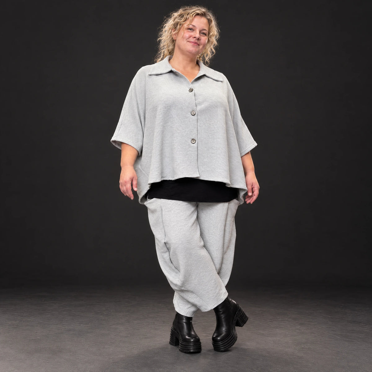 Graue Ballonhose aus weichem Rippmaterial mit elastischem Bund und aufgesetzten Taschen
