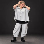Graue Ballonhose aus weichem Rippmaterial mit elastischem Bund und aufgesetzten Taschen