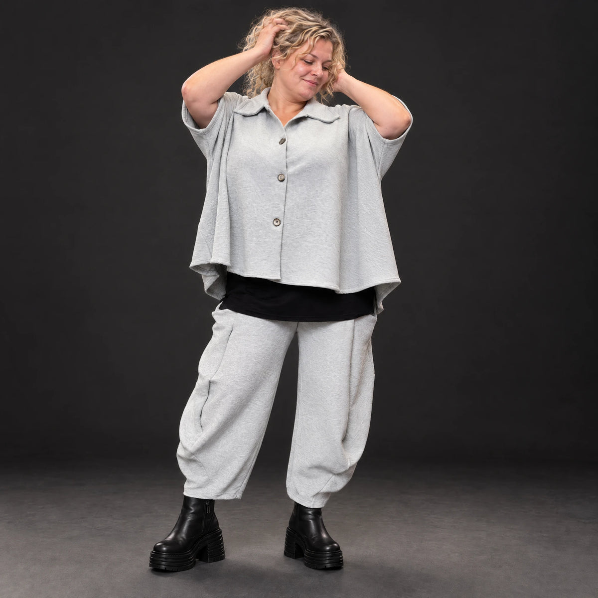 Graue Ballonhose aus weichem Rippmaterial mit elastischem Bund und aufgesetzten Taschen