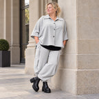 Graue Ballonhose aus weichem Rippmaterial mit elastischem Bund und aufgesetzten Taschen