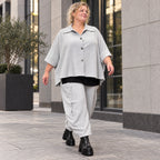 Graue Ballonhose aus weichem Rippmaterial mit elastischem Bund und aufgesetzten Taschen