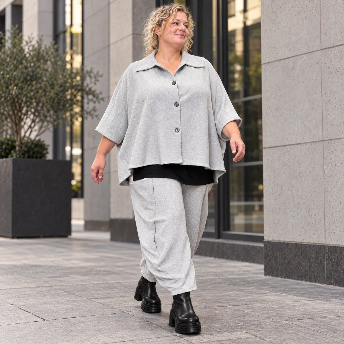 Graue Ballonhose aus weichem Rippmaterial mit elastischem Bund und aufgesetzten Taschen