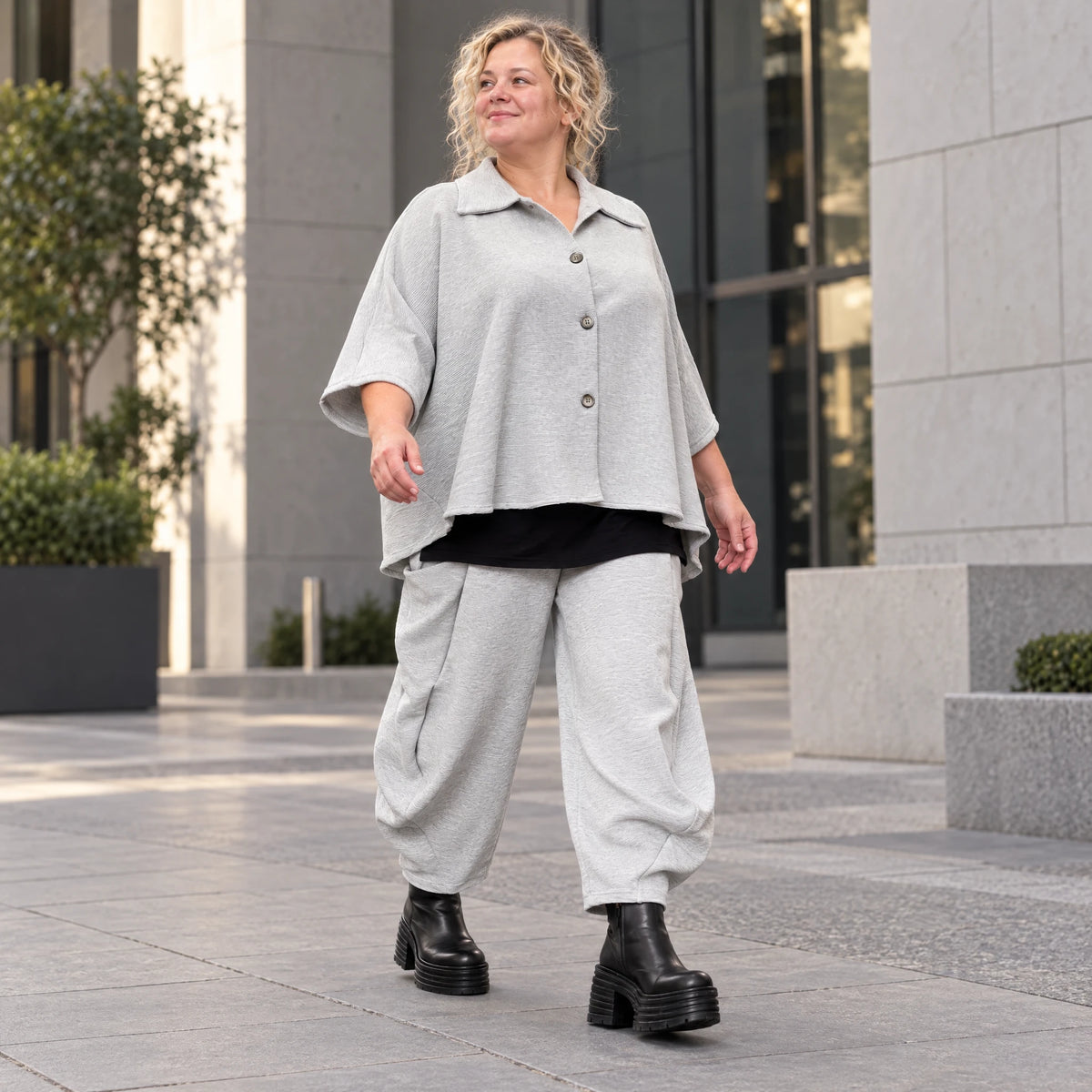 Graue Ballonhose aus weichem Rippmaterial mit elastischem Bund und aufgesetzten Taschen
