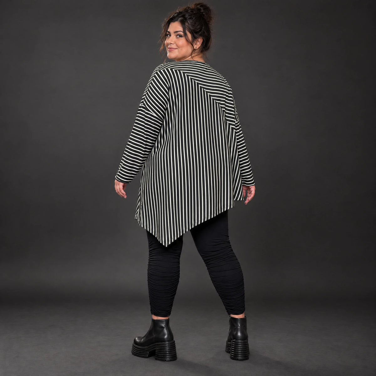 Langarmshirt in Schwarz/Weiß mit Zipfelsaum aus warmem Stretchjersey Made in Italy