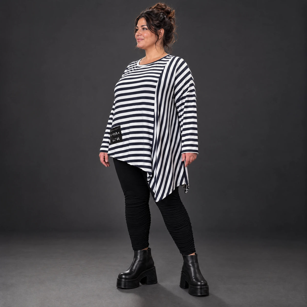 Langarmshirt in Dunkelblau/Weiß aus weichem Stretchjersey mit asymmetrischem Zipfelsaum