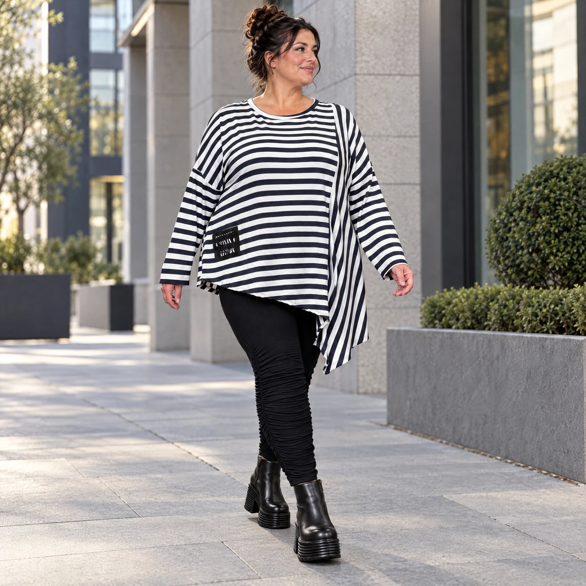 Langarmshirt in Dunkelblau/Weiß aus weichem Stretchjersey mit asymmetrischem Zipfelsaum