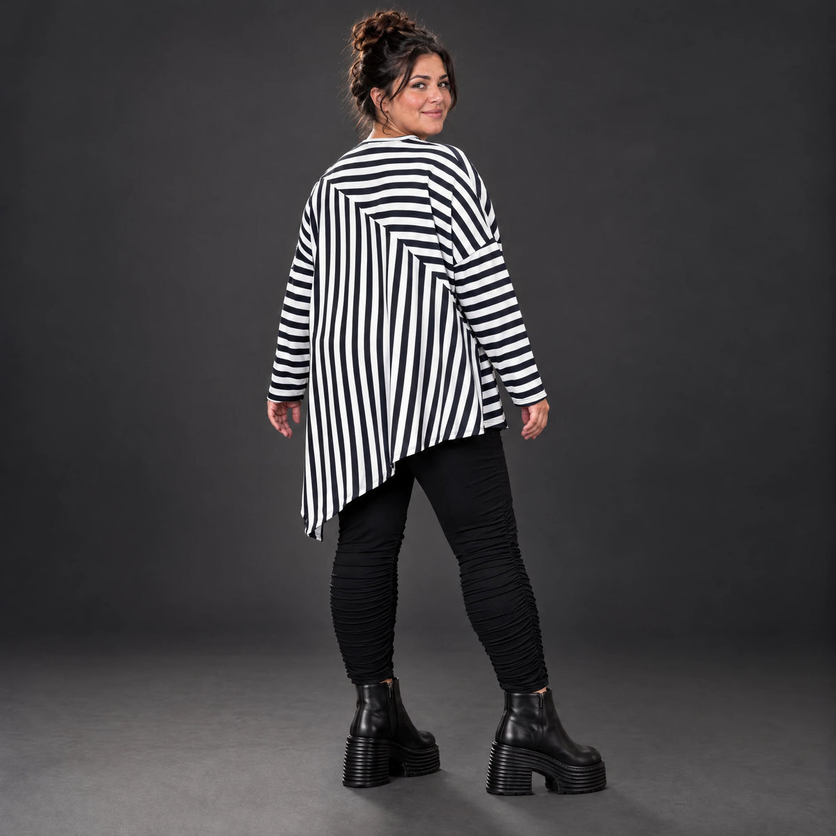 Langarmshirt in Dunkelblau/Weiß aus weichem Stretchjersey mit asymmetrischem Zipfelsaum