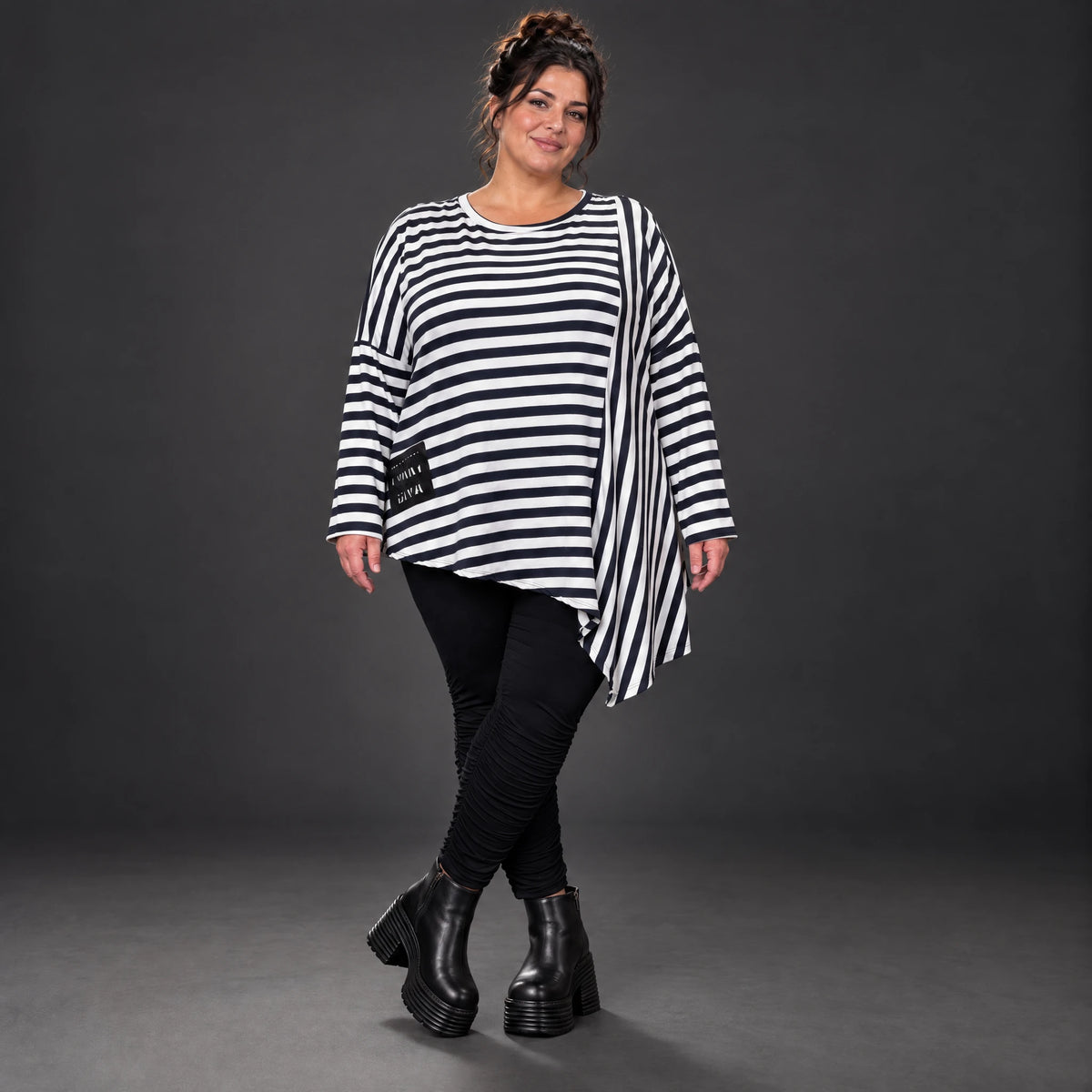 Langarmshirt in Dunkelblau/Weiß aus weichem Stretchjersey mit asymmetrischem Zipfelsaum