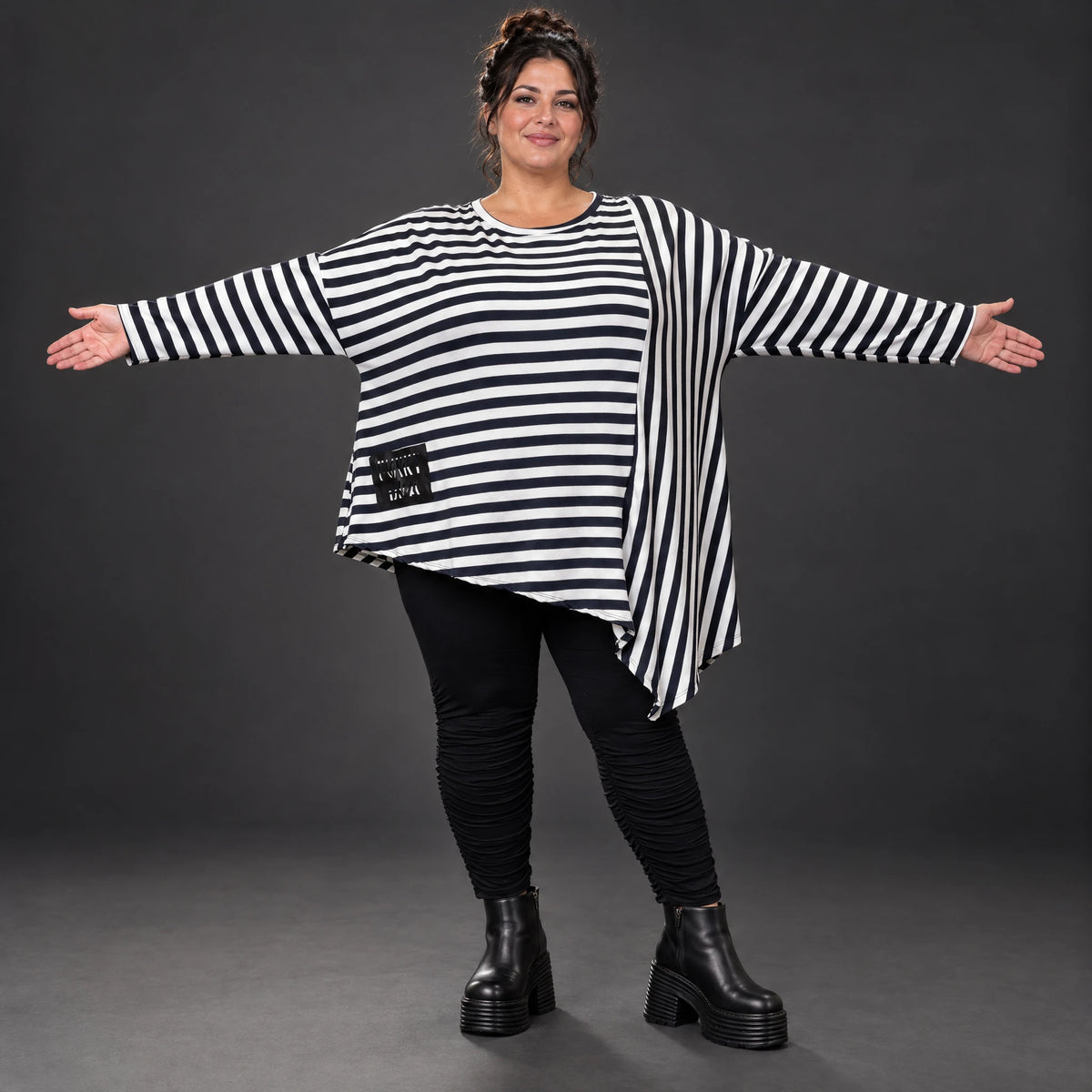 Langarmshirt in Dunkelblau/Weiß aus weichem Stretchjersey mit asymmetrischem Zipfelsaum