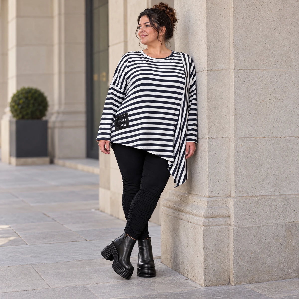 Langarmshirt in Dunkelblau/Weiß aus weichem Stretchjersey mit asymmetrischem Zipfelsaum