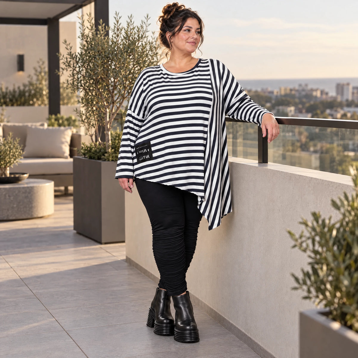 Langarmshirt in Dunkelblau/Weiß aus weichem Stretchjersey mit asymmetrischem Zipfelsaum