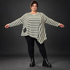 Langarmshirt in Creme/Dunkelgrün mit asymmetrischem Zipfelsaum aus weichem Stretchjersey