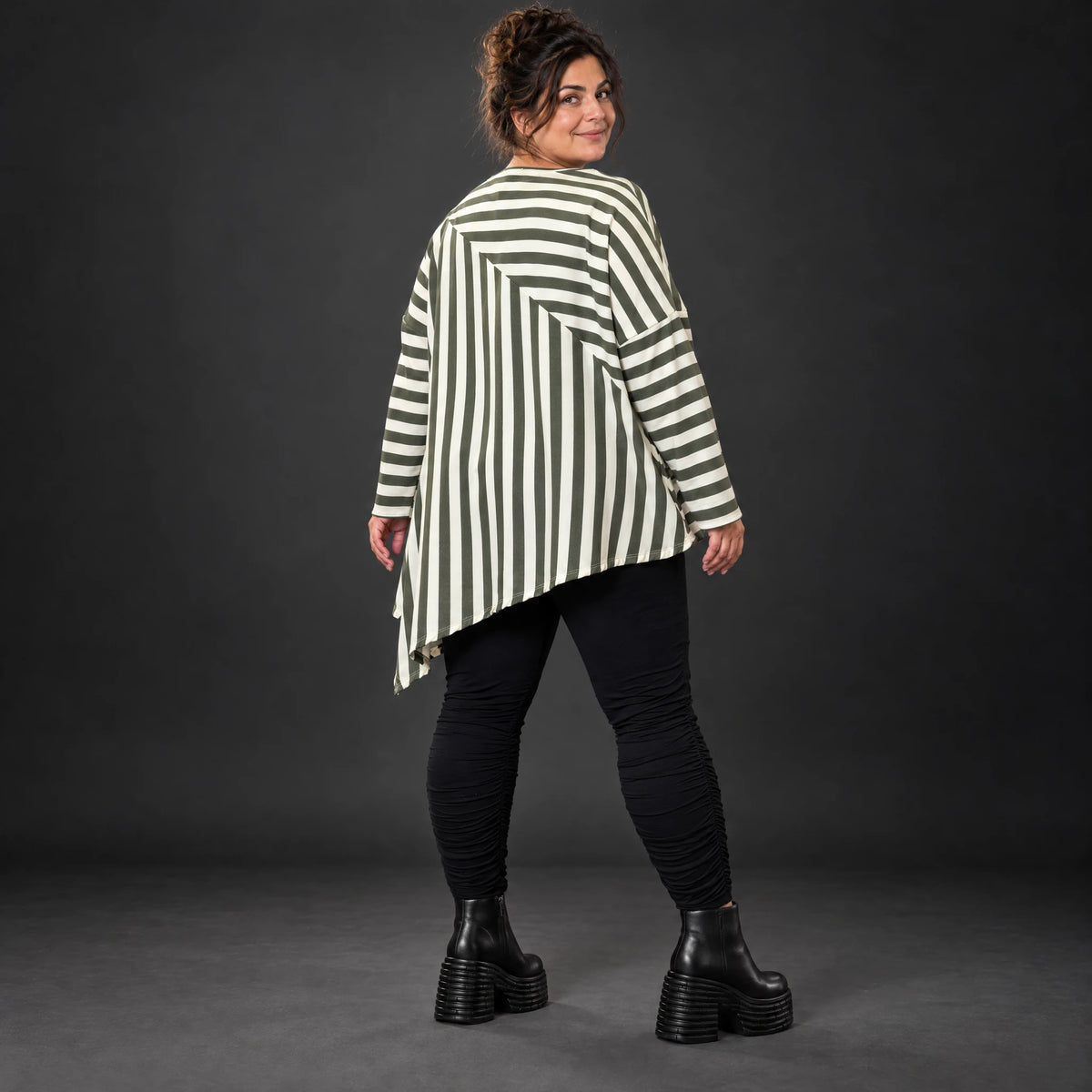 Langarmshirt in Creme/Dunkelgrün mit asymmetrischem Zipfelsaum aus weichem Stretchjersey