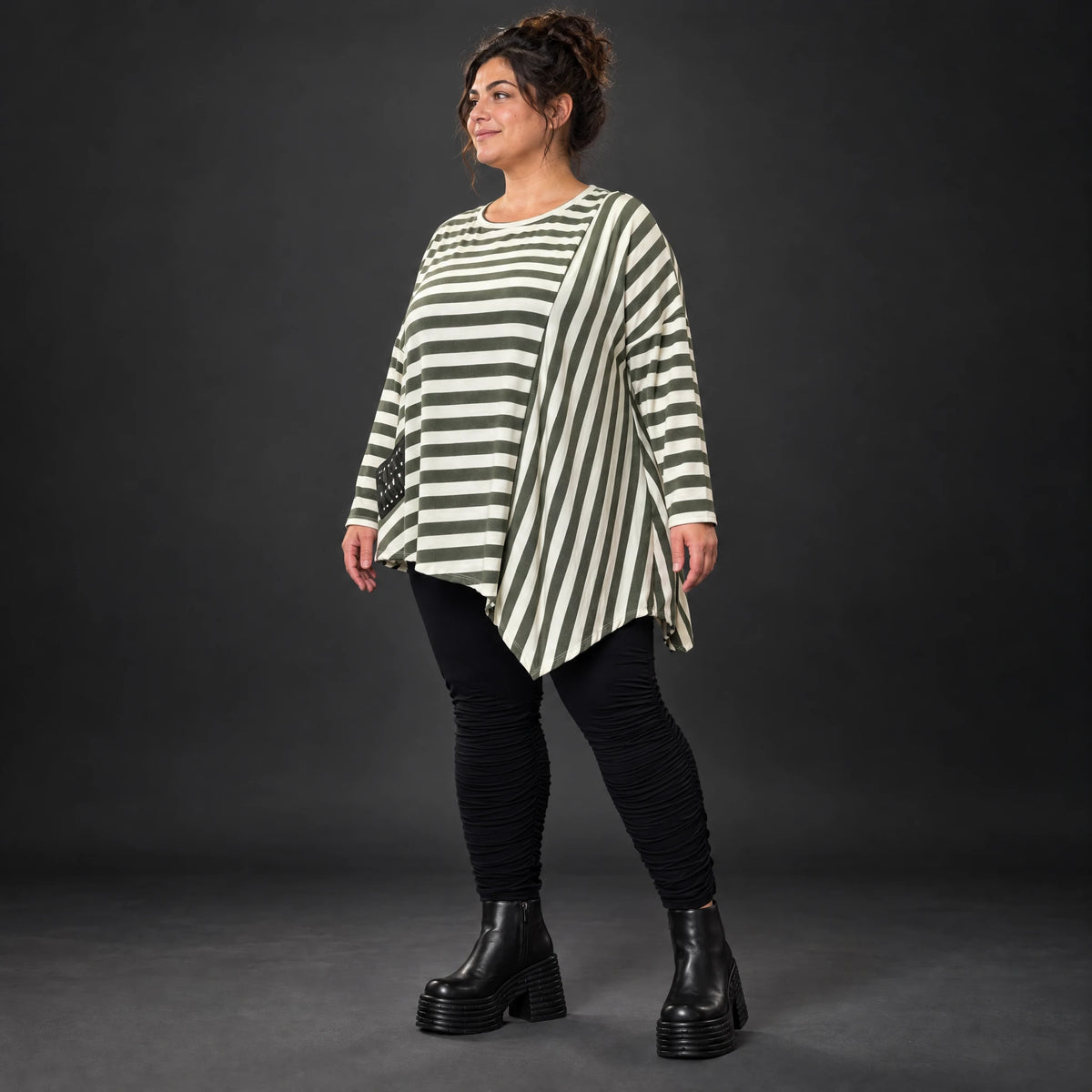 Langarmshirt in Creme/Dunkelgrün mit asymmetrischem Zipfelsaum aus weichem Stretchjersey