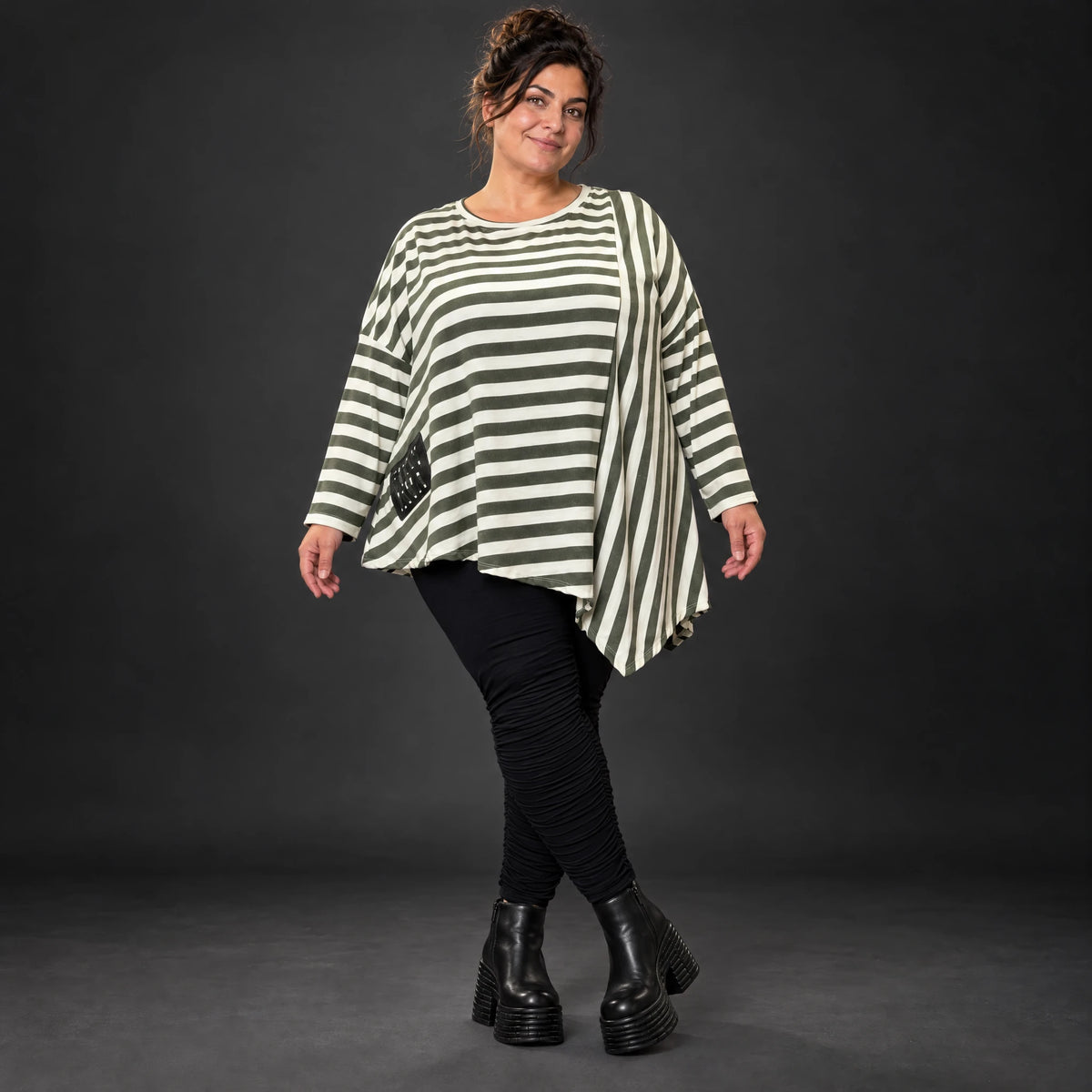 Langarmshirt in Creme/Dunkelgrün mit asymmetrischem Zipfelsaum aus weichem Stretchjersey