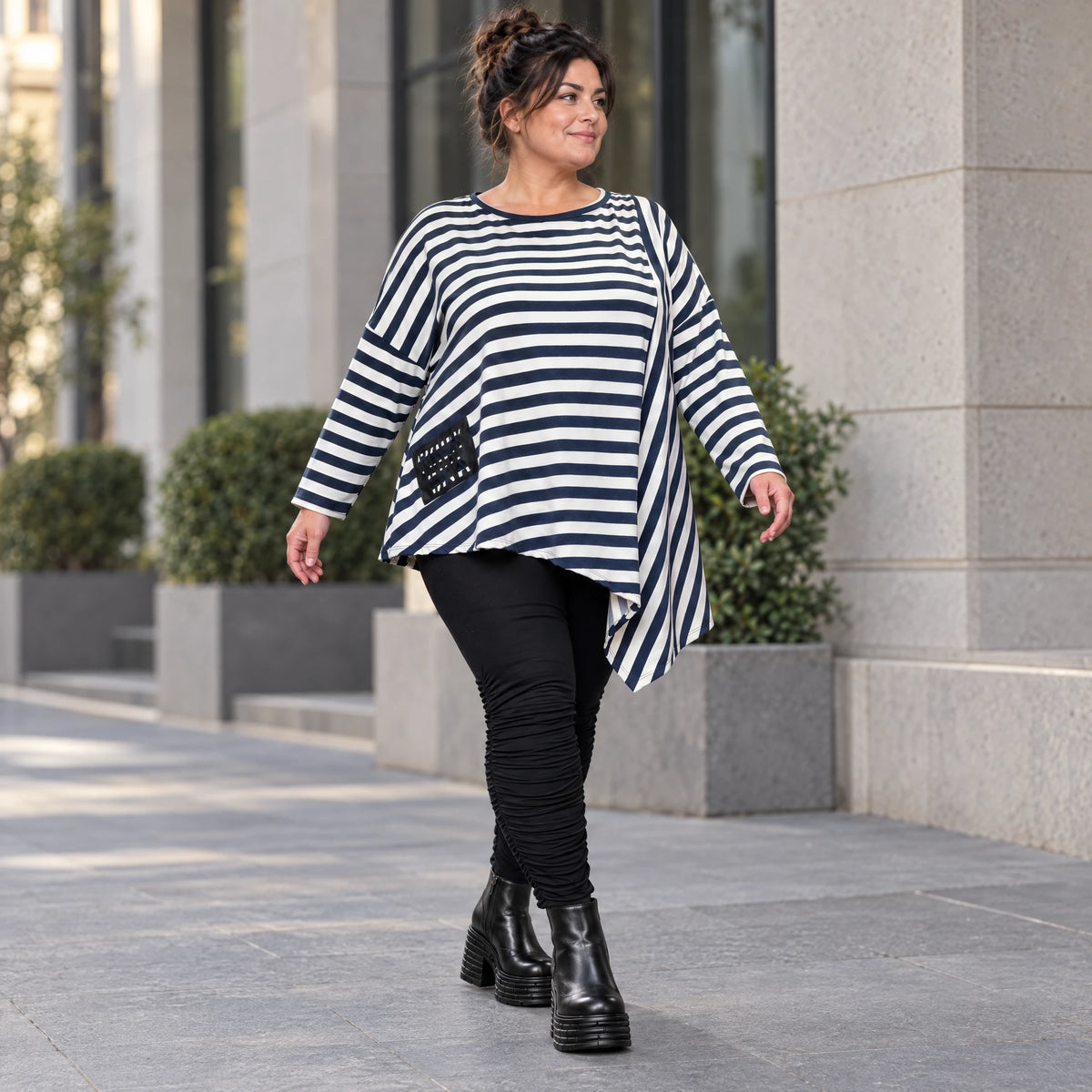 Asymmetrisches Langarmshirt in Creme/Dunkelblau mit Zipfelsaum aus weichem Stretchjersey