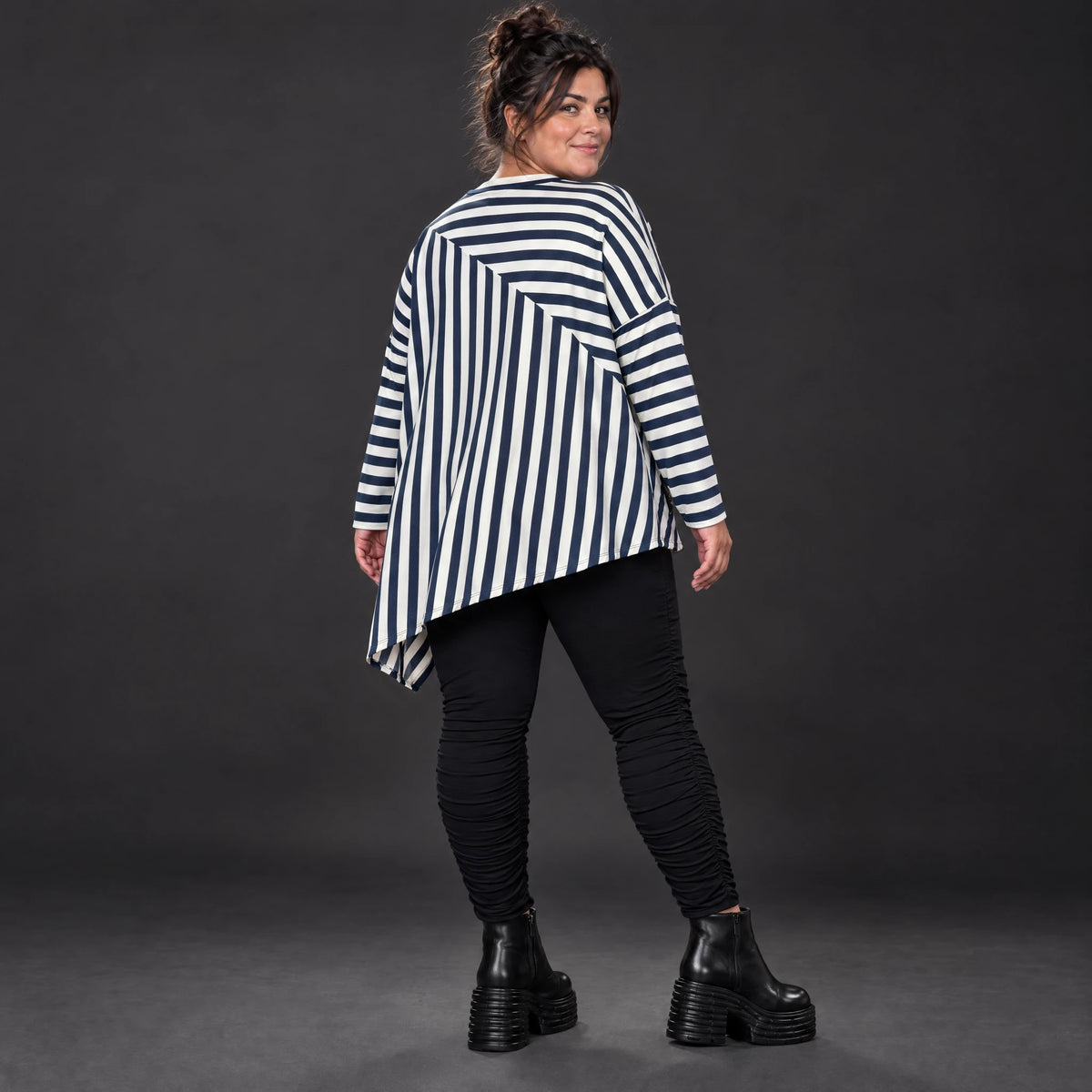 Asymmetrisches Langarmshirt in Creme/Dunkelblau mit Zipfelsaum aus weichem Stretchjersey