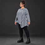 Asymmetrisches Langarmshirt in Creme/Dunkelblau mit Zipfelsaum aus weichem Stretchjersey