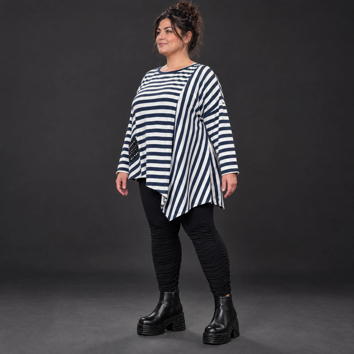 Asymmetrisches Langarmshirt in Creme/Dunkelblau mit Zipfelsaum aus weichem Stretchjersey