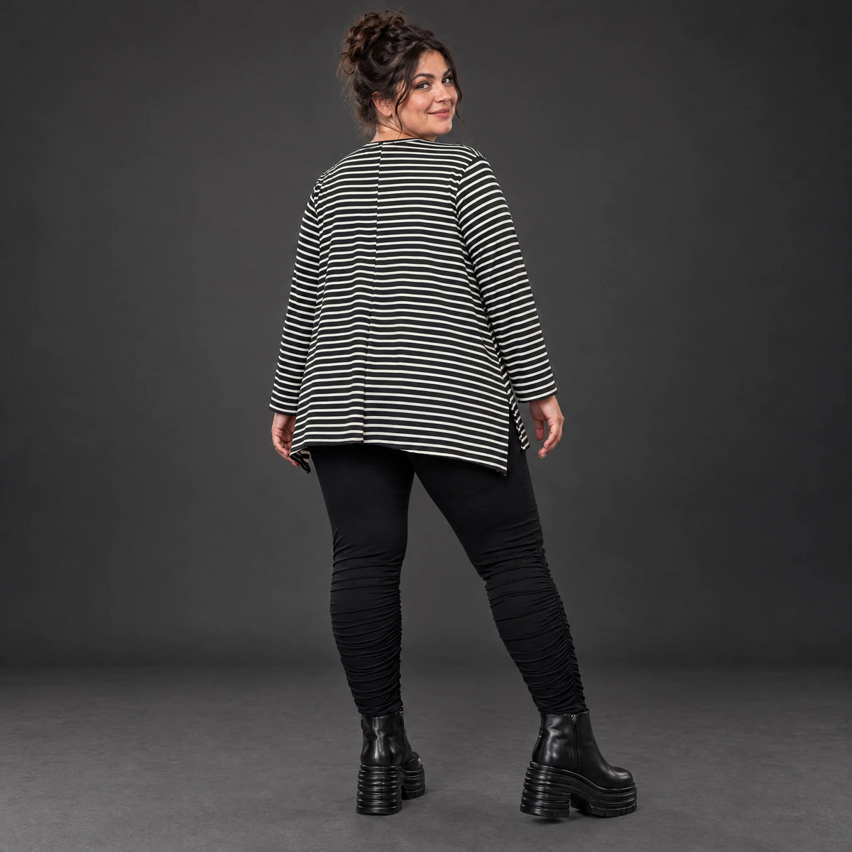 Langarmshirt Schwarz/Weiß in A-Linie aus weichem Stretchjersey mit Faltennahtmuster