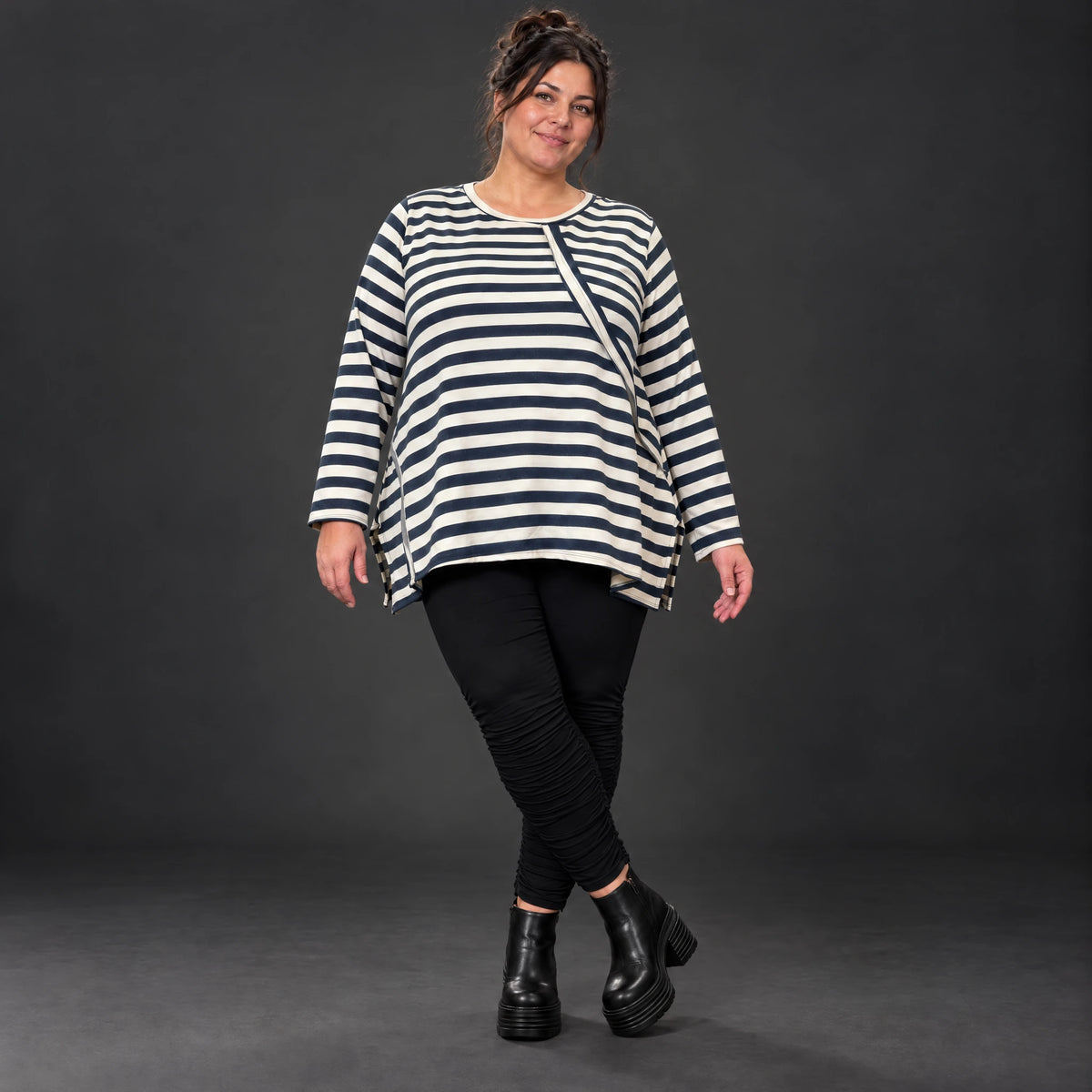 Langarmshirt in Creme/Dunkelblau mit A-Linie aus weichem Stretchjersey und Schlitzen