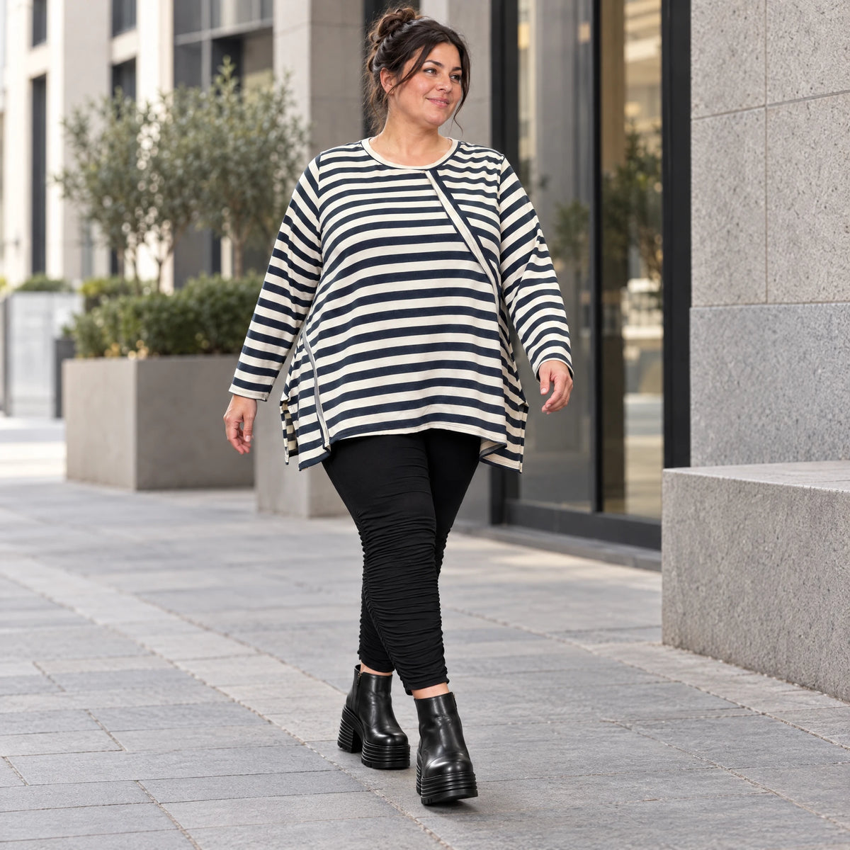 Langarmshirt in Creme/Dunkelblau mit A-Linie aus weichem Stretchjersey und Schlitzen